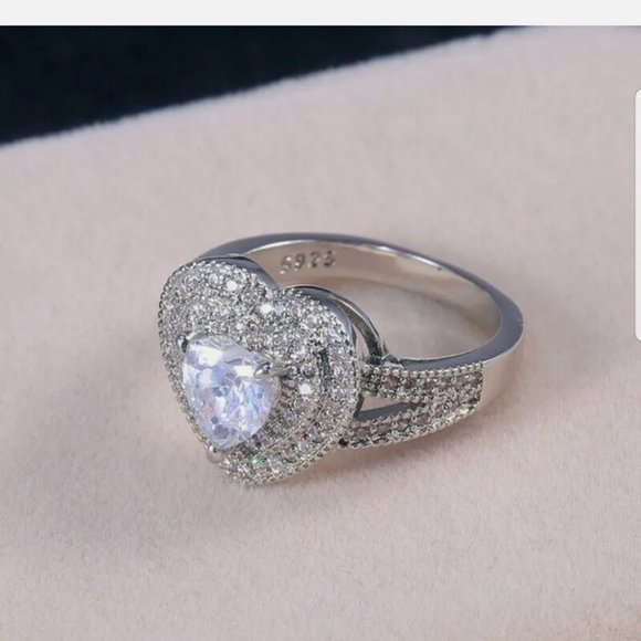 New gorgeous S925 stamped white sapphire ring - Picture 2 of 8